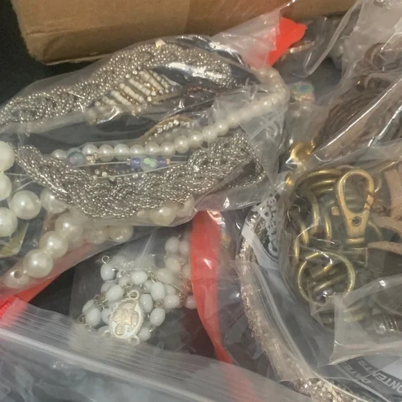 PM #A Vintage to now pre bagged jewelry and accessories grab bag - Picture 3 of 7